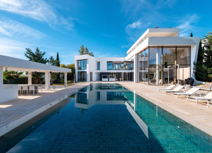 CONTEMPORARY VILLA WITHIN GOLF RESORT FOR SALE IN BENAHAVÍS