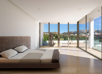 CONTEMPORARY VILLA WITHIN GOLF RESORT FOR SALE IN BENAHAVÍS