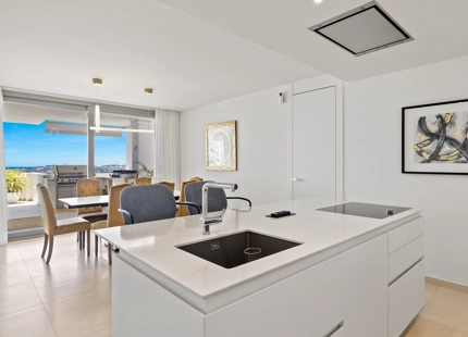 EXPANSIVE FAMILY APARTMENT FOR SALE IN NUEVA ANDALUCIA, MARBELLA