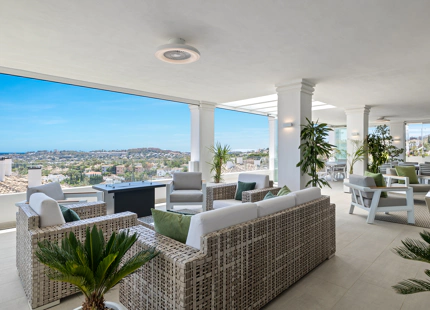 EXPANSIVE FAMILY APARTMENT FOR SALE IN NUEVA ANDALUCIA, MARBELLA