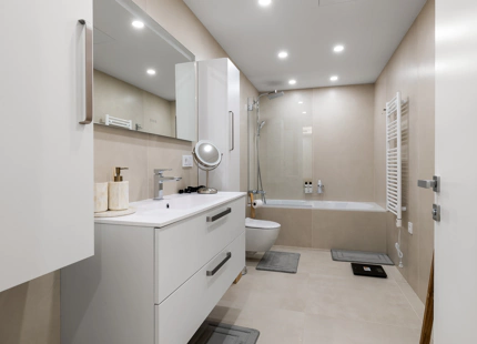 EXPANSIVE FAMILY APARTMENT FOR SALE IN NUEVA ANDALUCIA, MARBELLA