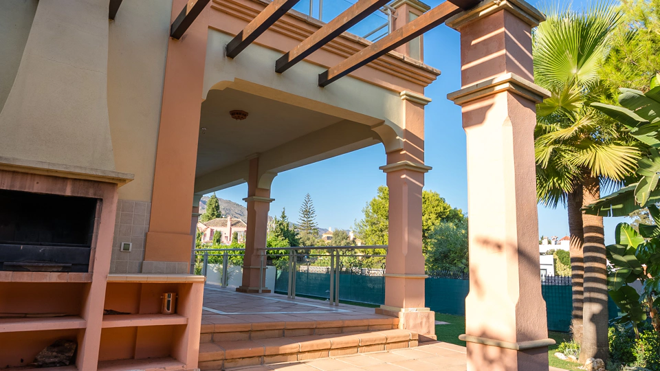 Villa en venta en Huerta Belón, Marbella