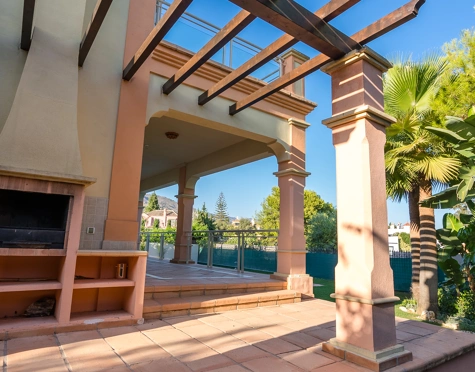 Villa for sale in Huerta Belón, Marbella