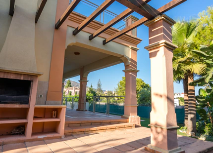 ENCANTADORA VILLA FAMILIAR EN VENTA EN PLENO CORAZÓN DE MARBELLA