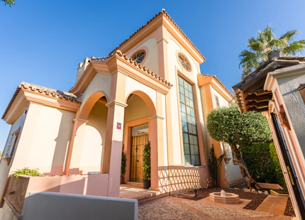 ENCANTADORA VILLA FAMILIAR EN VENTA EN PLENO CORAZÓN DE MARBELLA