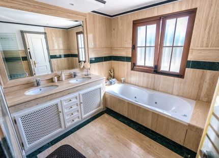 ENCANTADORA VILLA FAMILIAR EN VENTA EN PLENO CORAZÓN DE MARBELLA