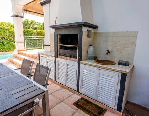 Villa for sale in Huerta Belón, Marbella