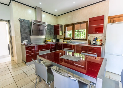 ENCANTADORA VILLA FAMILIAR EN VENTA EN PLENO CORAZÓN DE MARBELLA