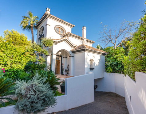  ENCANTADORA VILLA FAMILIAR EN VENTA EN PLENO CORAZÓN DE MARBELLA
