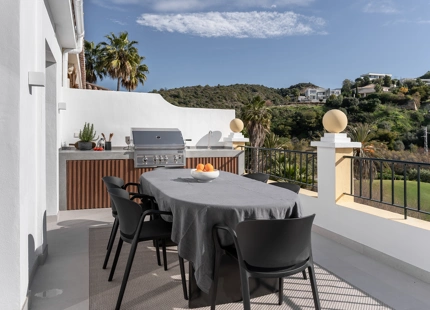 PISO RENOVADO CERCA DE CAMPOS DE GOLF EN VENTA EN LA QUINTA, BENAHAVÍS