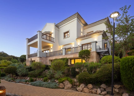 CHARMING MEDITERRANEAN TOWNHOUSE FOR SALE ON MARBELLA’S GOLDEN MILE