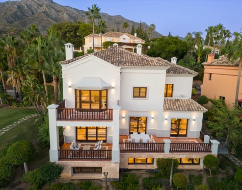 ENCANTADOR ADOSADO MEDITERRÁNEO EN VENTA EN EL GOLDEN MILE DE MARBELLA