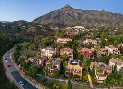 CHARMING MEDITERRANEAN TOWNHOUSE FOR SALE ON MARBELLA’S GOLDEN MILE