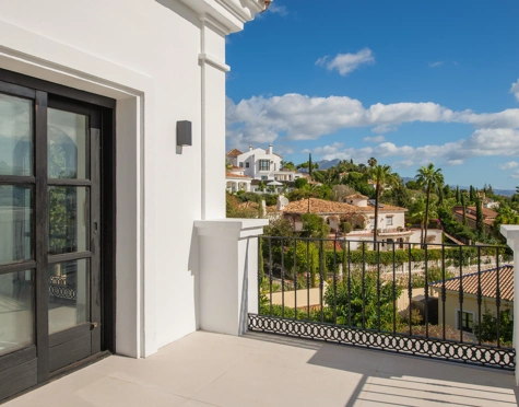 Villa for sale in El Paraiso, Estepona East