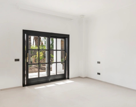 Villa for sale in El Paraiso, Estepona East