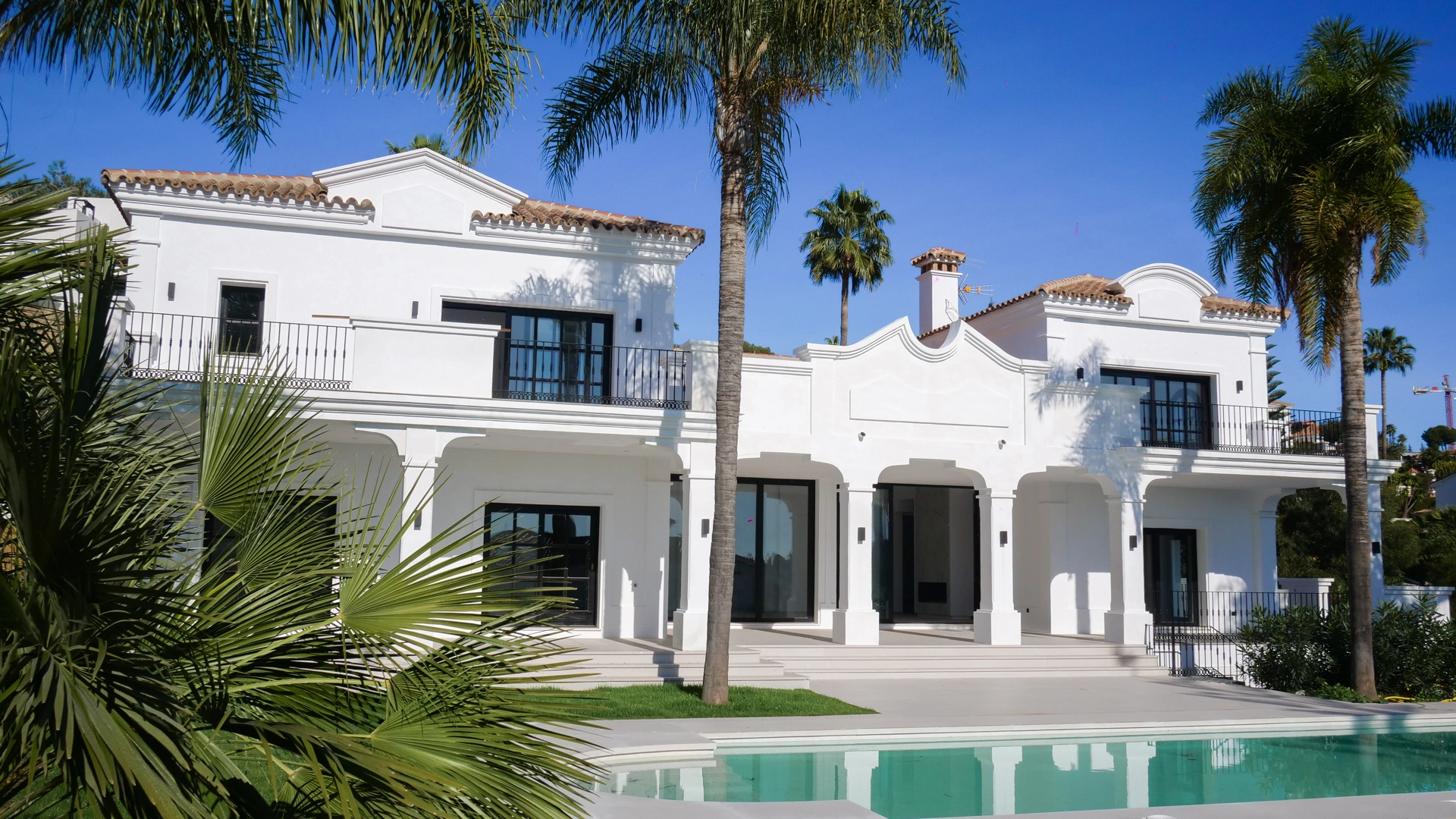 Villa for sale in El Paraiso, Estepona East