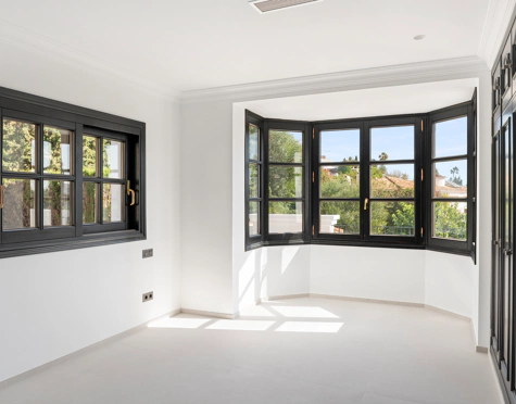 Villa for sale in El Paraiso, Estepona East