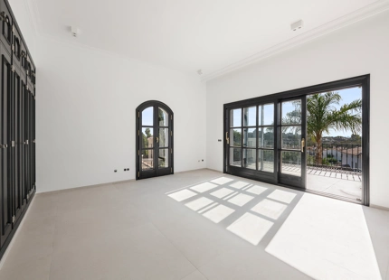 EXQUISITE VILLA FOR SALE IN EL PARAISO