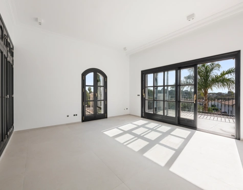 Villa for sale in El Paraiso, Estepona East