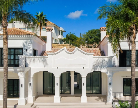 Villa for sale in El Paraiso, Estepona East