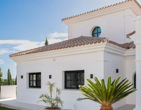 Villa for sale in El Paraiso, Estepona East