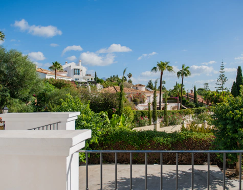 Villa for sale in El Paraiso, Estepona East