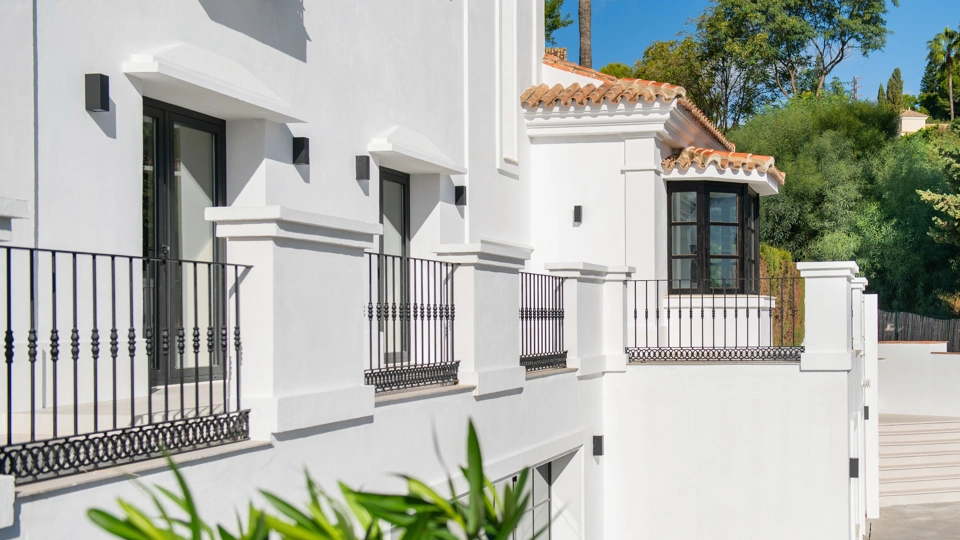 Villa for sale in El Paraiso, Estepona East