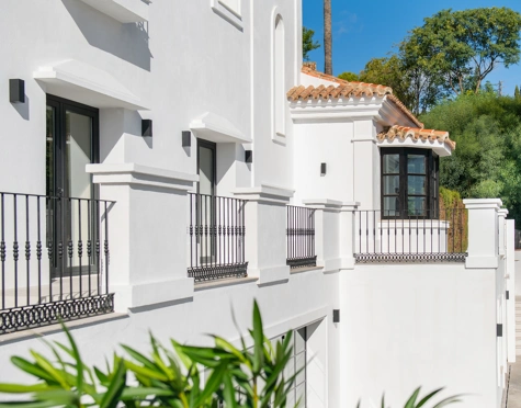 Villa for sale in El Paraiso, Estepona East