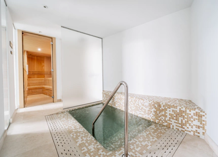 APARTAMENTO CONTEMPORÁNEO CON VISTAS PANORÁMICAS EN VENTA EN LAS COLINAS DE MARBELLA