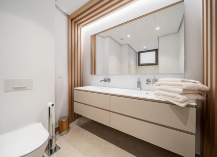 APARTAMENTO CONTEMPORÁNEO CON VISTAS PANORÁMICAS EN VENTA EN LAS COLINAS DE MARBELLA