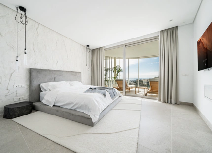 APARTAMENTO CONTEMPORÁNEO CON VISTAS PANORÁMICAS EN VENTA EN LAS COLINAS DE MARBELLA