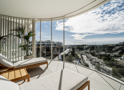 APARTAMENTO CONTEMPORÁNEO CON VISTAS PANORÁMICAS EN VENTA EN LAS COLINAS DE MARBELLA