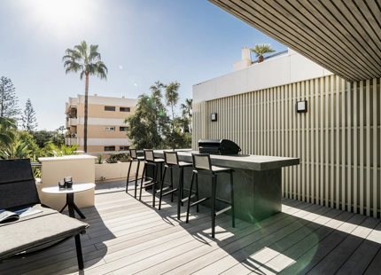 APARTAMENTO CONTEMPORテ¨EO DE 2 DORMITORIOS EN VENTA CERCA DE PUERTO BANテ售, MARBELLA