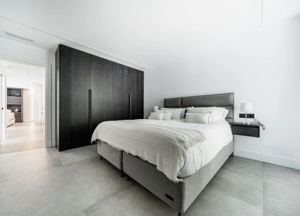 APARTAMENTO CONTEMPORテ¨EO DE 2 DORMITORIOS EN VENTA CERCA DE PUERTO BANテ售, MARBELLA