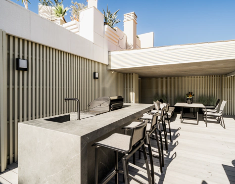 CONTEMPORARY 2-BEDROOM APARTMENT FOR SALE NEAR PUERTO BANUS, MARBELLA