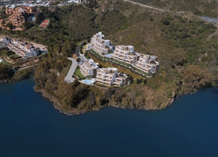 Marbella Lake, modernas residencias en el corazón del Valle del Golf en Nueva Andalucía.