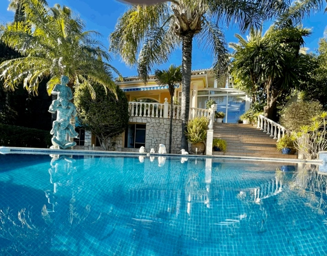 VILLA EN PRIMERA LÍNEA DE GOLF EN VENTA EN MIJAS