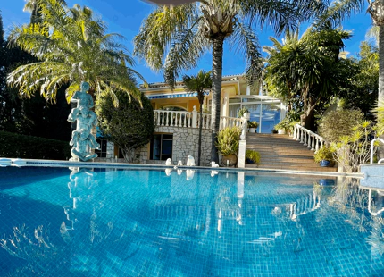 VILLA EN PRIMERA LÍNEA DE GOLF EN VENTA EN MIJAS