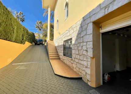 VILLA EN PRIMERA LÍNEA DE GOLF EN VENTA EN MIJAS