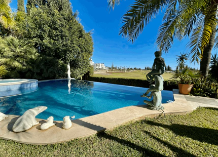 VILLA EN PRIMERA LÍNEA DE GOLF EN VENTA EN MIJAS