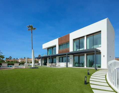 Villa for sale in Estepona