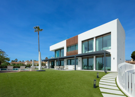 BEACH HOUSE FOR SALE  IN ESTEPONA 
