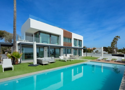 BEACH HOUSE FOR SALE  IN ESTEPONA 