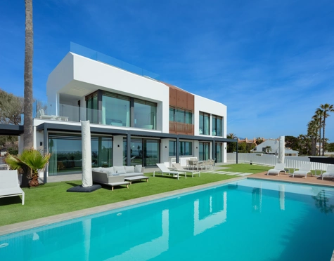 CASA DE PLAYA EN VENTA EN ESTEPONA