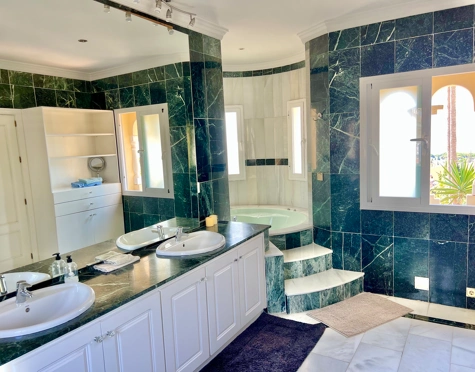 Villa en venta en Rocio de Nagüeles, Marbella Golden Mile