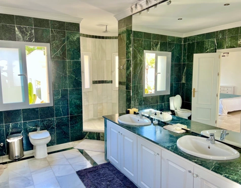 Villa en venta en Rocio de Nagüeles, Marbella Golden Mile