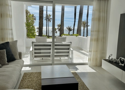 APARTAMENTO EN PLANTA BAJA TOTALMENTE REFORMADA EN ESTEPONA