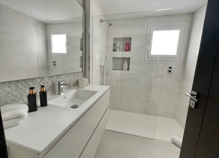 APARTAMENTO EN PLANTA BAJA TOTALMENTE REFORMADA EN ESTEPONA