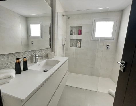 Ground Floor Apartment for sale in Alcazaba Beach, Estepona East