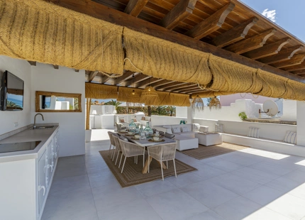 APARTAMENTO EN PRIMERA LINEA DE PLAYA EN VENTA EN ESTEPONA